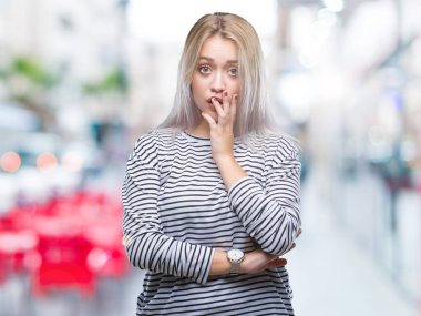 Genç Sarışın kadın yüzünden stresli ve gergin ile izole arka plan tırnak ısırma dudaklarından eller. Anksiyete sorunu.