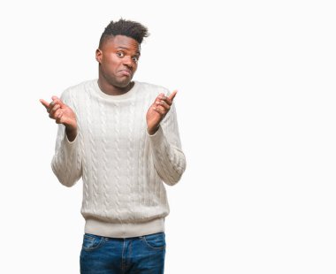 Afrikalı-Amerikalı genç izole arka plan clueless ve şaşkın bir ifadeyle kollar ve eller ortaya çıkar üzerinden. Şüphe kavramı.
