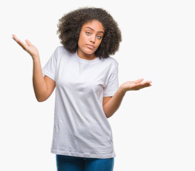 Genç afro Amerikan kadın izole arka plan clueless ve şaşkın bir ifadeyle kollar ve eller kaldırdı. Şüphe kavramı.