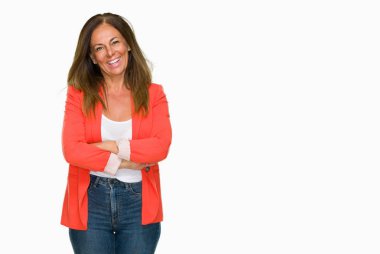 Güzel orta yaş iş yetişkin kadın izole arka plan mutlu yüz çapraz silah kameraya bakarak ile gülümseyen yüzünden. Olumlu bir kişi.