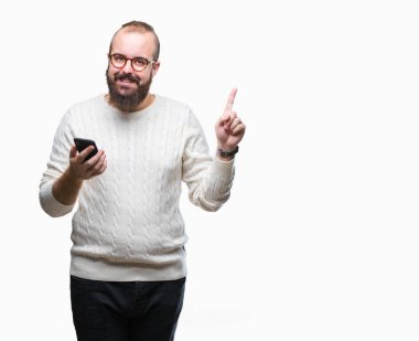Genç beyaz hipster adam mesaj Gönderen mesaj üzerinde Smartphone kullanarak arka plan ile bir fikir ya da gülen yüz, bir numara ile parmak işaret soru sürpriz izole