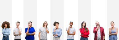 Kolaj farklı etnik genç insanlar üzerinde beyaz çizgili bir arka plan ile el çene düşünme hakkında soru, dalgın ifade izole. Düşünceli yüzüyle gülümsüyor. Şüphe kavramı.