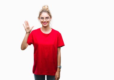 Gösterilen ve parmakları ile işaret izole arka plan üzerinde kırmızı t-shirt ve gözlük giyen genç güzel sarışın kadın kendinden emin ve mutlu gülümseyerek süre beş numara.