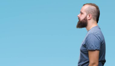 İzole arka tarafına, arayan genç beyaz hipster adam sakin ol kendine güvenen gülümseme ile doğal yüz pozuyla profili.