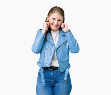 Yüksek sesle müzik gürültü rahatsız ifade parmaklarıyla kulaklarıyla kapsayan izole arka plan üzerinde moda deri ceket giyen güzel orta yaş Olgun kadın. Sağır kavramı.