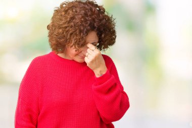 Güzel orta ager üst düzey kadın kırmızı kış kazak izole arka burun ve göz yorgunluğu ve baş ağrısı duygu sürtünme yorgun üzerinde. Stres ve hayal kırıklığı kavramı.