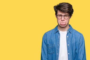 Yakışıklı delikanlı izole arka plan üzerinde gözlük depresif ve kızgın ve korkmuş ağlıyor sıkıntı için endişeleniyorum. Üzgün ifade.