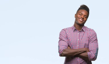 İzole arka plan mutlu yüz çapraz silah kameraya bakarak ile gülümseyen genç Afro-Amerikan adam. Olumlu bir kişi.