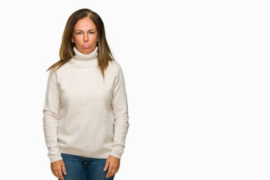 Kızgın ve korkmuş ağlıyor depresif izole arka plan üzerinde kış kazak ve sıkıntı, endişe giyen güzel orta yaş yetişkin kadın. Üzgün ifade.