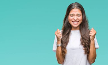 Zafer kutluyor gülümseyen izole arka kolları olan başarı için heyecanlı genç güzel Arap kadın kaldırdı. Kazanan kavramı.