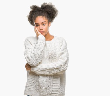 Seyir yorgun ve bıkkın ile depresyon sorun Çapraz kollar ile izole arka plan düşünme üzerinde kış kazak giyen genç afro Amerikan kadın.