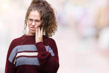 Güzel esmer kıvırcık saçlı Genç kız acı ifadesi ile el ile ağız diş ağrısı veya dişlerde dişlerle ilgili hastalık nedeniyle dokunmadan izole arka plan üzerinde gözlük takıyorum. Diş hekimi kavramı.