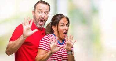 Orta yaş İspanyol kaç izole arka plan korkuyor ve korku ifade dur hareketi şokta bağırarak elleriyle ile dehşete aşk içinde. Panik kavramı.