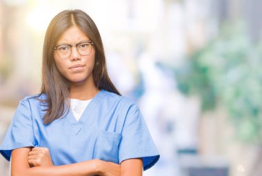 Genç Asyalı doktor kadın izole arka plan şüpheci ve çapraz kolları olan yüzündeki gergin, onaylamayan ifade yüzünden. Negatif kişi.