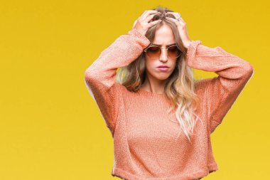 Çünkü çaresiz ve stresli baş ağrısı acı izole arka plan üzerinde güneş gözlüğü takıyor güzel sarışın genç kadın acı ve migren. Ellerini kafasına.