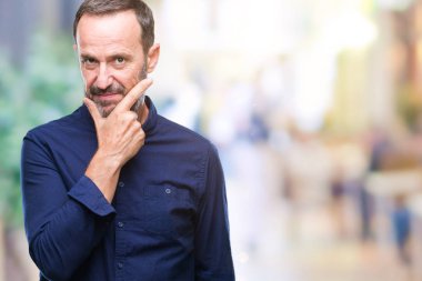 Orta yaş emin çapraz kollar ve çeneme kaldırdı el ile gülümseme ile kameraya bakarak izole arka plan üzerinde ağarmış komuta sizde. Pozitif düşünce.