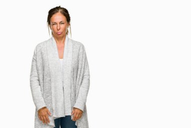 İzole arka plan şüpheci ve sinir, papatyanın üzgün üzerinde sorunu nedeniyle kış kazak giyen güzel orta yaş yetişkin kadın. Negatif kişi.