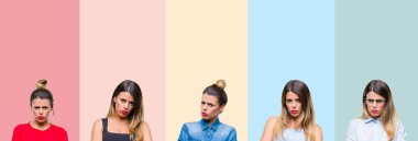 Kolaj renkli çizgili genç güzel kadın bir arka plan şüpheci ve çapraz kolları olan yüzündeki gergin, onaylamayan ifade izole. Negatif kişi.