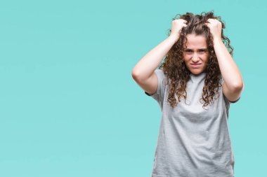 Rahat bakmak çünkü umutsuz ve stresli baş ağrısı acı izole arka plan üzerinde giyen güzel genç esmer kıvırcık saçlı kız acı ve migren. Ellerini kafasına.