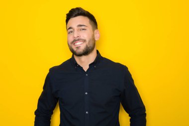 Yakışıklı delikanlı possing ve izole sarı arka plan üzerinde modelleme