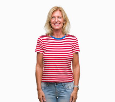 Orta yaş izole arka plan ile bir mutlu ve güzel sarışın kadın yüzündeki gülümseme. Şanslı kişi.