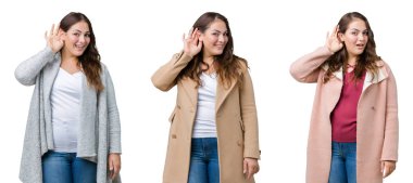 Kolaj güzel bir artı boyutu kadın giyiyor kış ceket ile gülümseyen izole arka plan üzerinde bir işitme söylenti ya da dedikodu için dinleme kulak teslim. Sağırlık kavramı.