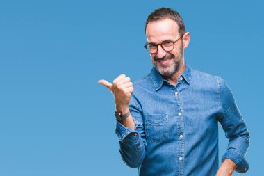 Orta yaş ağarmış komuta sizde seyir ve başparmak yanında yukarıyı mutlu yüz ile gülümseyen izole arka plan üzerinde gözlük.