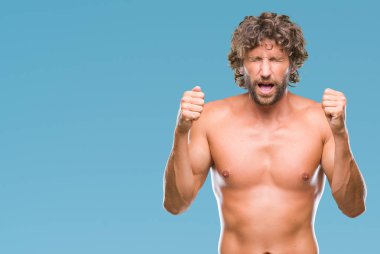 Yakışıklı İspanyol modeli adam seksi ve gömleksiz izole arka kolları olan başarı için heyecan üzerinde zafer kutluyor gülümseyen kaldırdı. Kazanan kavramı.