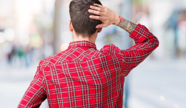 İzole arka plan geriye düşünme hakkında şüphe ile baş taraftan üzerinde gözlük takan genç yakışıklı adam