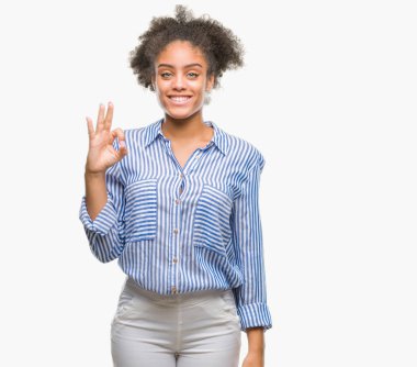 Gülümseyen izole arka plan üzerinde genç afro Amerikalı kadın el ve parmaklar ok işaretiyle yapıyor olumlu. Başarılı ifade.