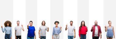 İzole arka plan gösterme ve kendinden emin ve mutlu gülümseyen bir parmak ile işaret eden oktan yukarı kolaj farklı etnik gençlerin üzerine beyaz çizgili.