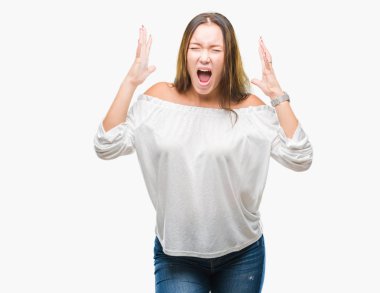 Kızgın ve silah ile başarı için deli kutluyor izole arka plan üzerinde beyaz genç güzel kadın kaldırdı ve heyecanlı çığlık gözler kapalı. Kazanan kavramı