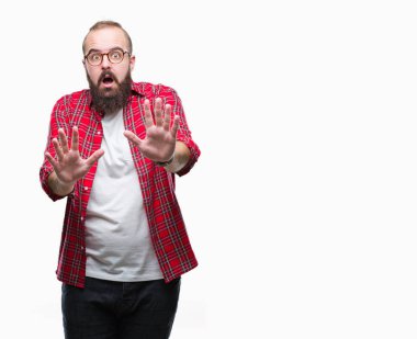 Üzerinde gözlük takan Genç beyaz hipster adam arka plan korkuyor ve korku ifade dur hareketi el ile ile dehşete şokta bağırarak izole. Panik kavramı.