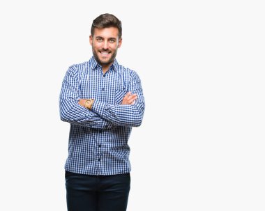 İzole arka plan mutlu yüz çapraz silah kameraya bakarak ile gülümseyen genç yakışıklı adam. Olumlu bir kişi.