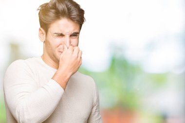 Yakışıklı delikanlı bir şey pis ve iğrenç kokulu izole arka plan, dayanılmaz koku, holding nefes burun parmaklar ile. Kötü kokuyor kavramı.