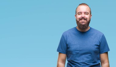 Genç beyaz hipster adam yüzünde mutlu ve güzel bir gülümseme ile izole arka plan üzerinde. Şanslı kişi.