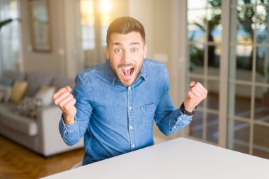 Gurur çığlık ve zafer ve başarı çok kutluyor heyecanlı, genç yakışıklı adam evde tezahürat duygu