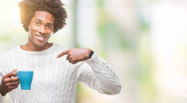 Afro Amerikalı adam kendisi için sürpriz yüz işaret parmağı ile izole arka plan üzerinde kahve içme