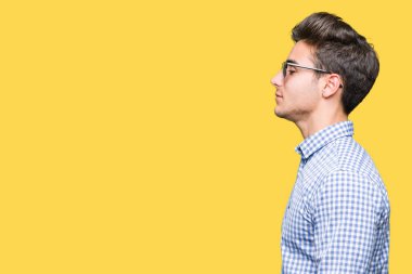 Genç yakışıklı adam giyen güneş gözlüğü izole arka tarafına, seyir üzerinde dinlenmek doğal yüz emin gülümseme ile pozuyla profili.