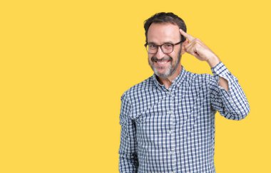 Bir parmak, harika bir fikir ya da düşünce, iyi bellek ile baş gösteren gülümseyen yakışıklı orta yaş zarif komuta sizde gözlük izole üzerinde arka plan