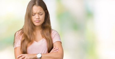 İzole arka plan şüpheci ve sinir, onaylamayan ifade yüz çapraz kolları üzerinde pembe tişört giyen genç güzel esmer kadın. Negatif kişi.