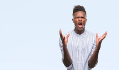 Genç Afro-Amerikan adam izole arka plan çılgın ve kızgın bağırarak ve agresif ifade ve silah kaldırdı bağırıyor. Hayal kırıklığı kavramı.