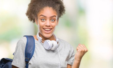 Sırt çantası gurur çığlık ve zafer ve başarı çok heyecanlı, kutluyor izole arka plan üzerinde tutan genç güzel afro Amerikan öğrenci kadın duygu tezahürat