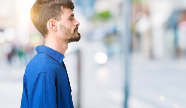 Yakışıklı delikanlı izole arka tarafına, seyir üzerinde dinlenmek doğal yüz emin gülümseme ile pozuyla profili.