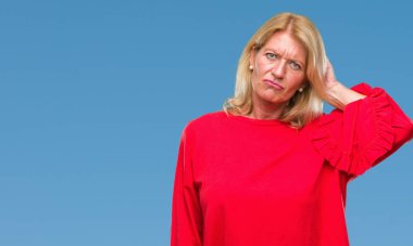 Orta yaş sarışın kadın izole arka plan yüzünden yanıltır ve soru hakkında merak ediyorum. Şüphe, kafasına el ile düşünme ile belirsiz. Dalgın kavramı.