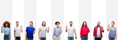 Kolaj farklı etnik genç insanlar üzerinde beyaz bir başarılı fikirle izole arka plan işaret parmağı çizgili. Çıktıktan ve mutlu. Bir numara.