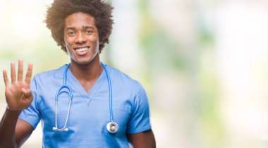 Afro Amerikalı cerrah doktor adam gösterilen ve parmakları ile işaret izole arka plan üzerinde dört kendinden emin ve mutlu gülümseyerek iken numara.