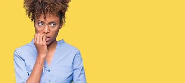 Mooie Jonge Afro Amerikaanse Zakenvrouw Geïsoleerde Achtergrond Zoek Gestresst Nerveus — Stockfoto