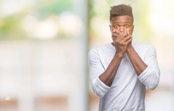 Молодой Африканский Американец Изолированном Фоне Шокировал Закрывая Рот Руками Ошибку — стоковое фото