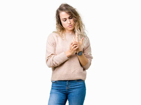 孤立した背景の手と指 関節炎の炎症の痛みに苦しんでの上 Sweatershirt を着て美しい若いブロンドの女性 — ストック写真